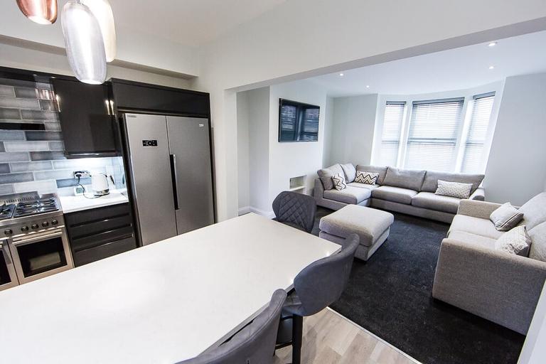 Cliff Mount, Hyde Park, Leeds, LS6 2HP