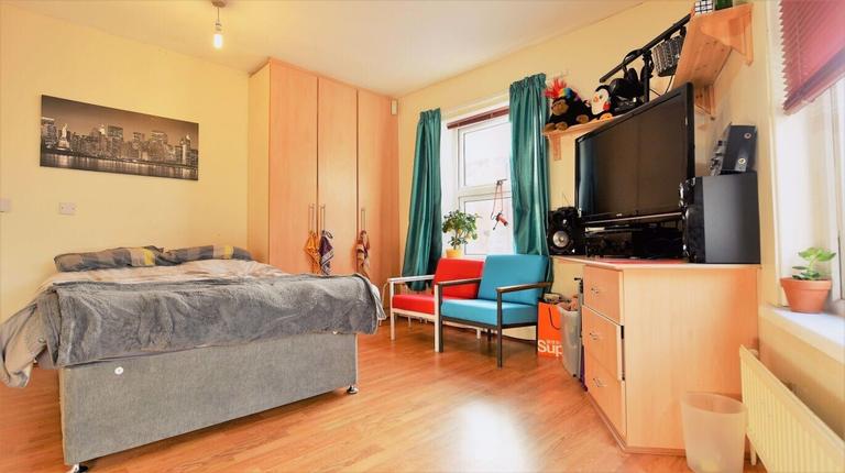 Chiswick Street Bed), Hyde Park, Leeds, LS6 1QE