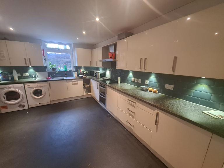 Chestnut Avenue, Hyde Park, Leeds, LS6 1AZ