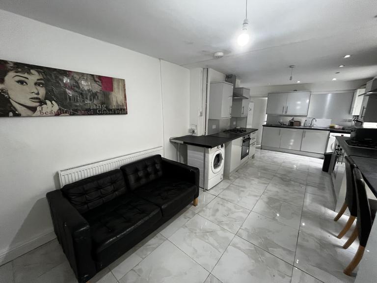Cathays Cardiff, Cathays, Cardiff, CF24 4AT