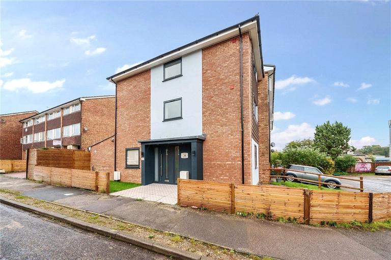 Dollis Drive, Farnham, Surrey, GU9 9QD