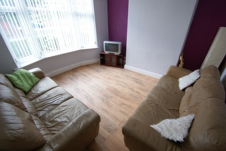Langdale Gardens, Headingley, Leeds, LS6 3HB Langdale Gardens, Headingley, Leeds, LS6 3HB