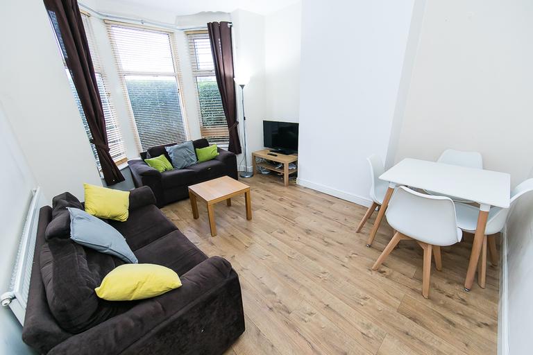 Norwood Grove, Hyde Park, Leeds, LS6 1DT