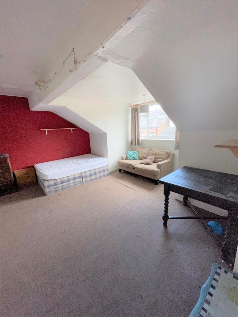 Queens Road, Hyde Park, Leeds, LS6 1HU