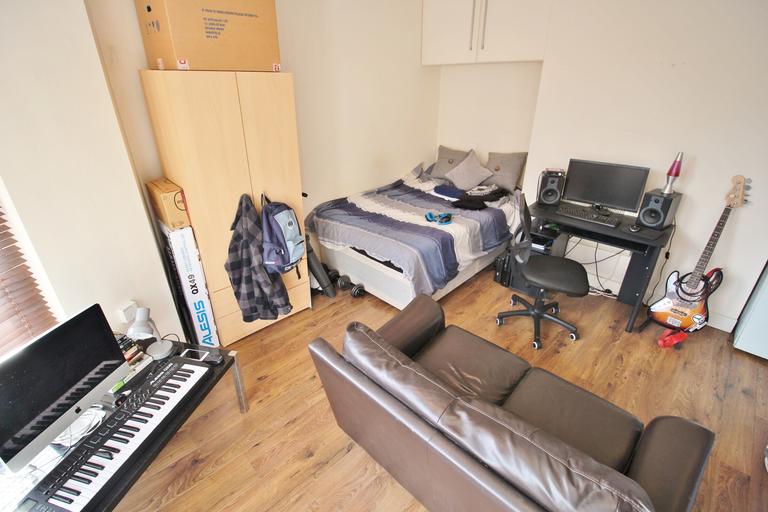 Norwood Terrace Bedsit 2, Hyde Park, Leeds, LS6 1EA