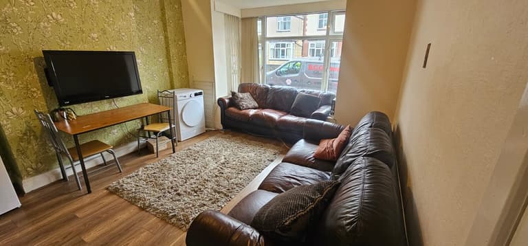 Estcourt Avenue, Headingley, Leeds, LS6 3ET Estcourt Avenue, Headingley, Leeds, LS6 3ET