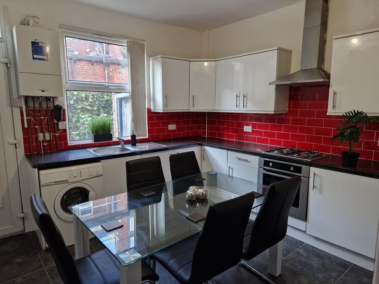 Royal Park Road, Hyde Park, Leeds, LS6 1JJ