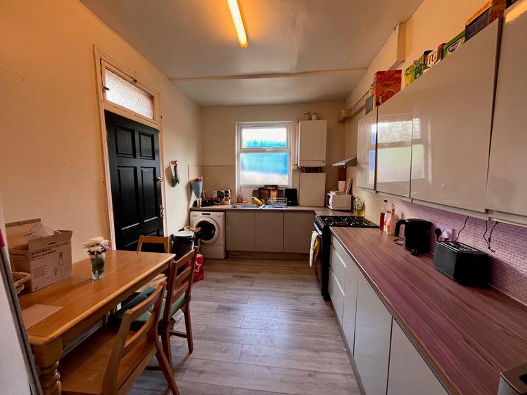 Richmond Mount, Hyde Park, Leeds, LS6 1DG