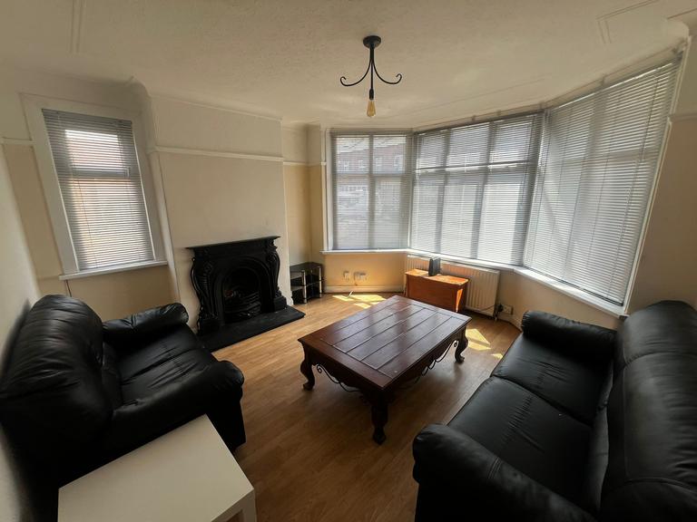 Newport Mount, Headingley, Leeds, LS6 3DB