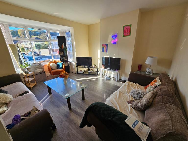 Estcourt Avenue, Headingley, Leeds, LS6 3ET