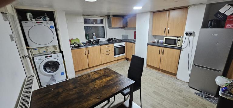 Hessle Terrace, Hyde Park, Leeds, LS6 1EQ