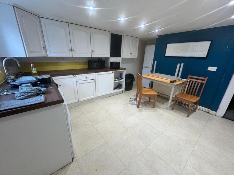 Headingley Mount, Headingley, Leeds, LS6 3EL