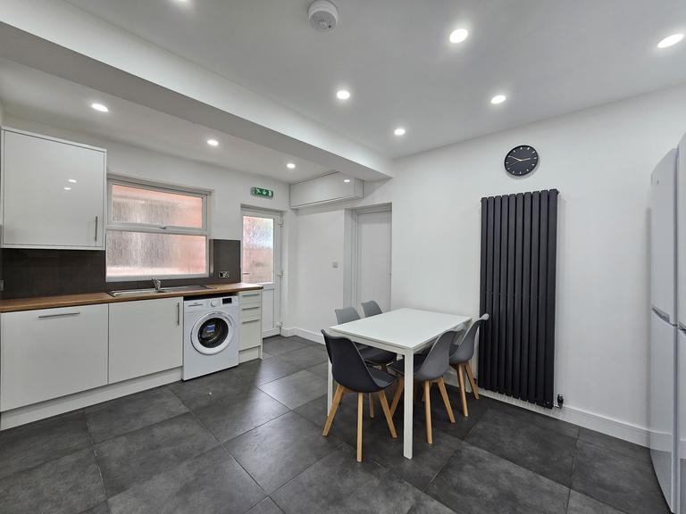 Warwick Avenue, Beeston, Nottingham, NG9 2HQ