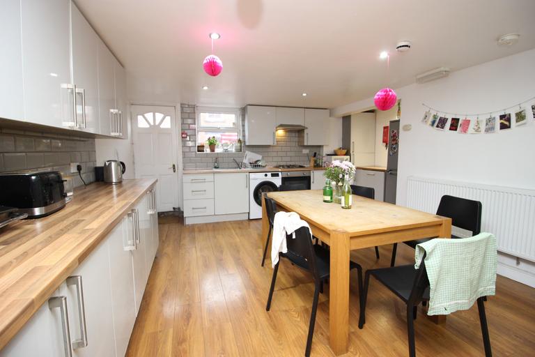 Ashville View, Hyde Park, Leeds, LS6 1LT