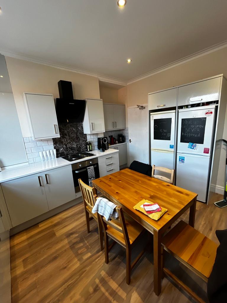 Headingley Mount, Headingley, Leeds, LS6 3EL