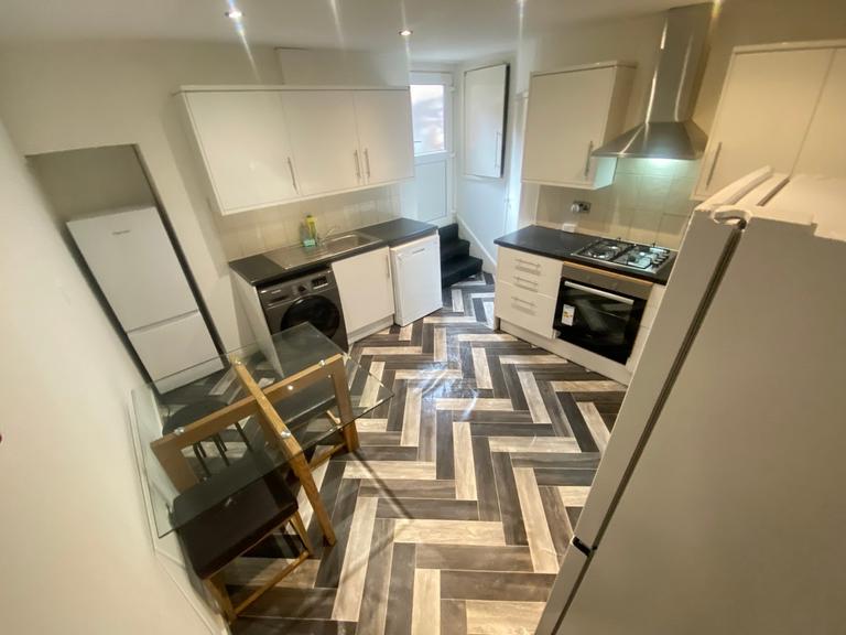 Chestnut Avenue, Hyde Park, Leeds, LS6 1BA