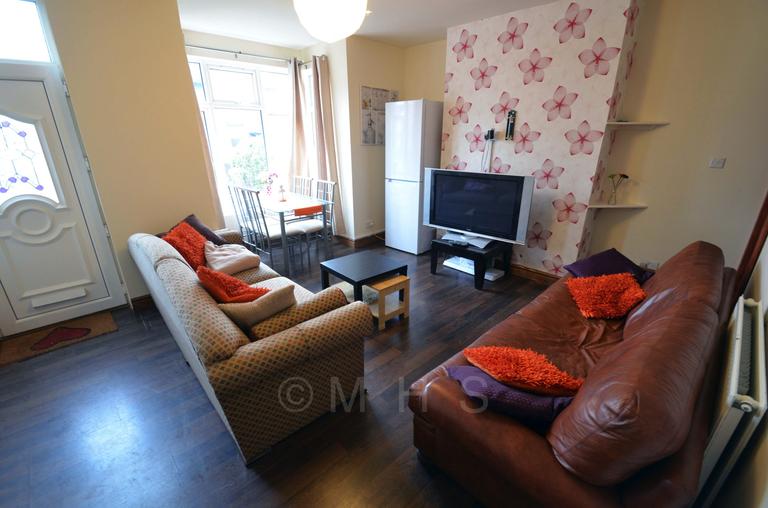 Brudenell Mount, Hyde Park, Leeds, LS6 1HS