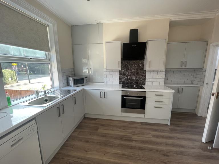 Headingley Mount, Headingley, Leeds, LS6 3EL