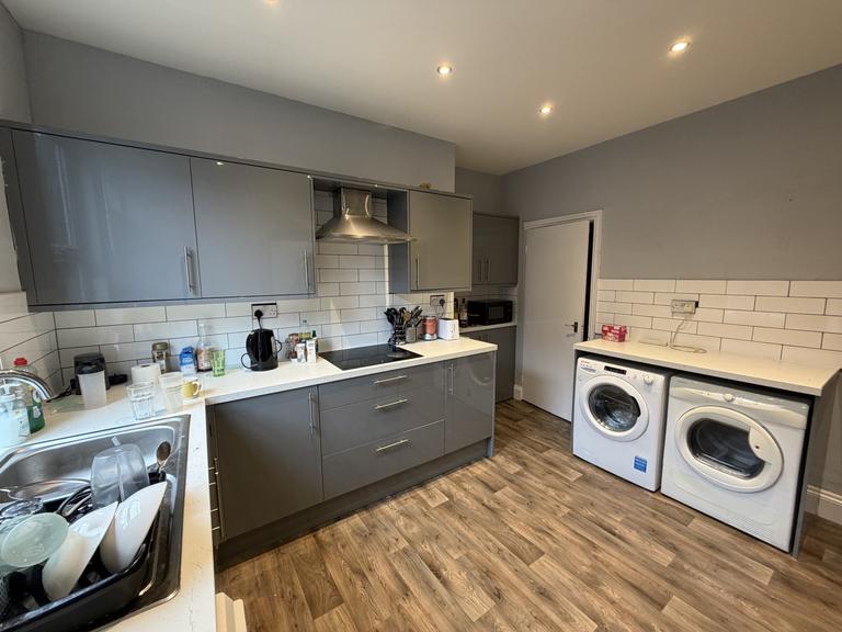 Welton Mount, Hyde Park, Leeds, LS6 1ET