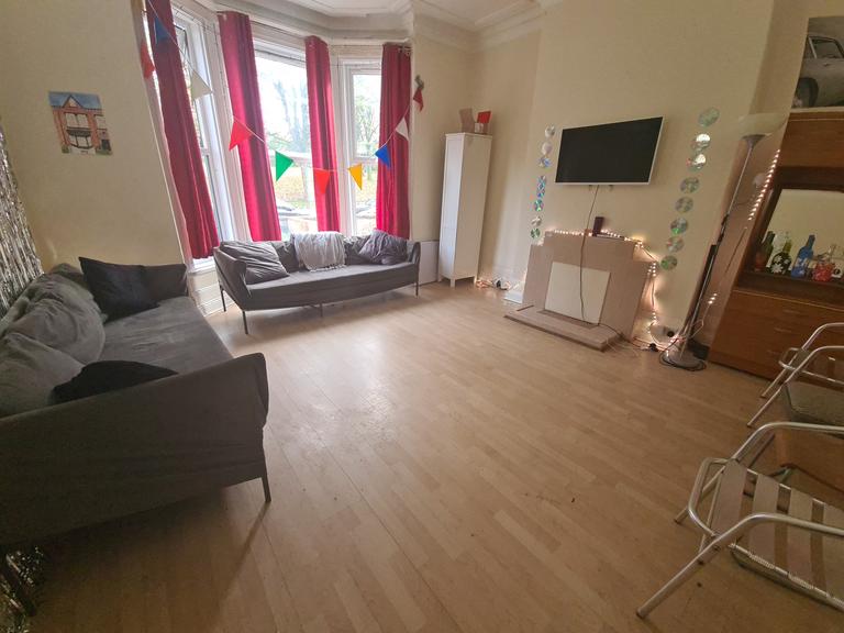 Hyde Park Road, Hyde Park, Leeds, LS6 1AH