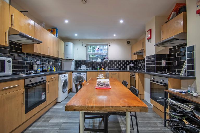 Regent Park Terrace, Hyde Park, Leeds, LS6 2AX