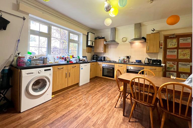 North Hill Road, Headingley, Leeds, LS6 2EN