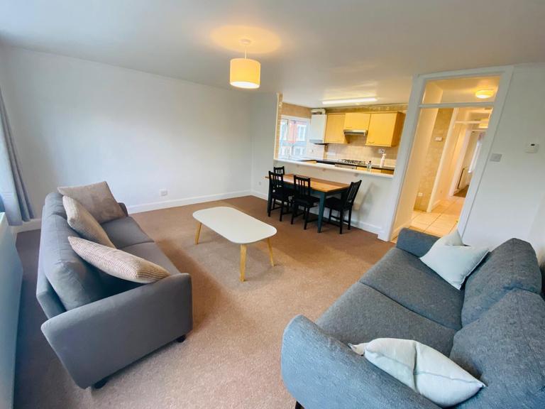 Avenue Road, Clarendon Park, Leicester, LE2 3EA