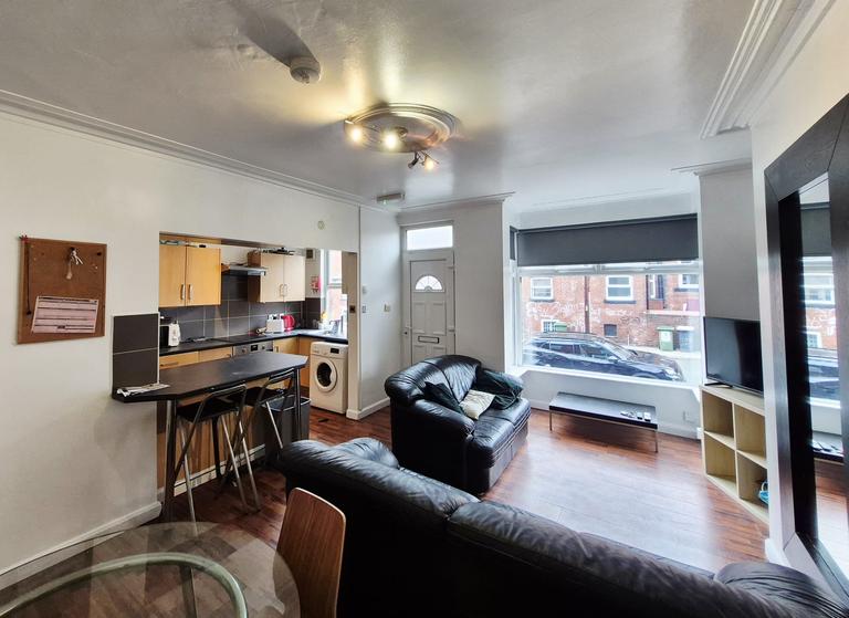 Royal Park Terrace, Hyde Park, Leeds, LS6 1EX