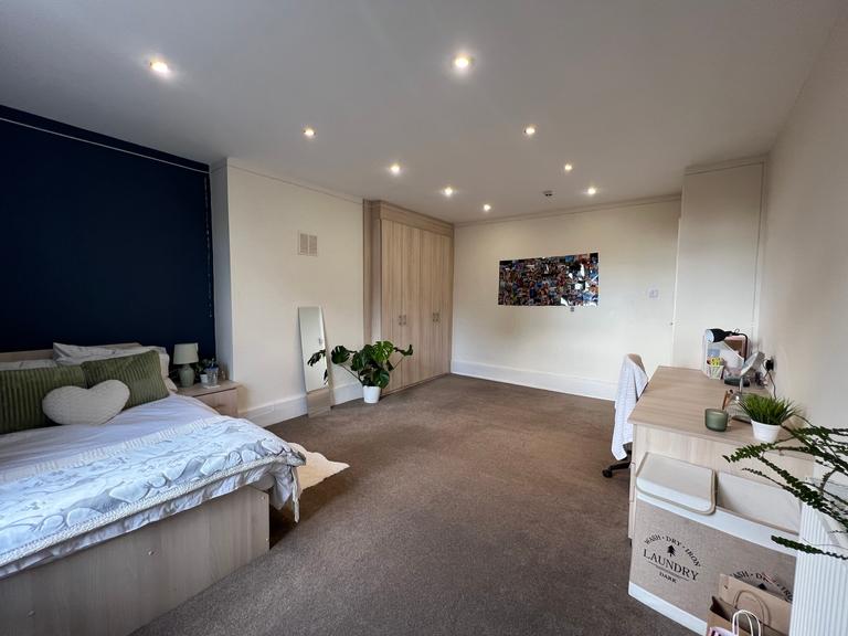 Regent Park Terrace, Hyde Park, Leeds, LS6 2AX