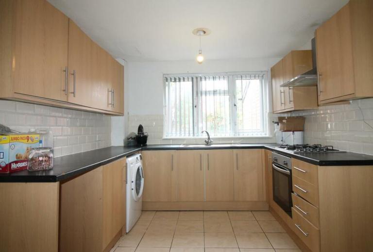 St Johns Close, Hyde Park, Leeds, LS6 1SE