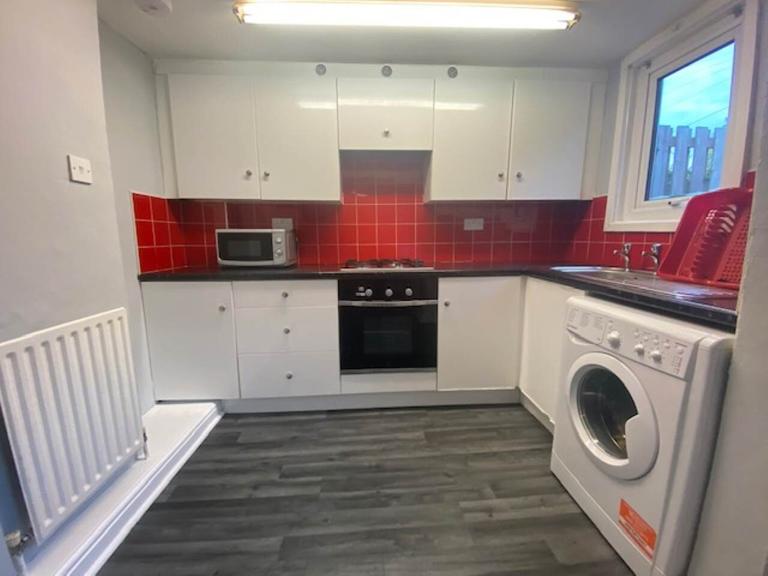 Dog Kennel Bank, Moldgreen, Huddersfield, HD5 8JB