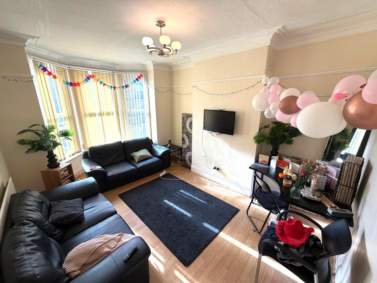 Cardigan Lane, Hyde Park, Leeds, LS6 1DX