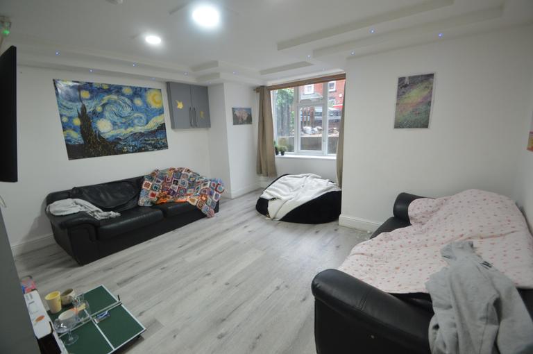 Brudenell Mount, Hyde Park, Leeds, LS6 1HS