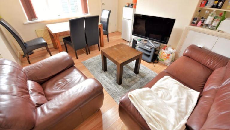 Welton Mount, Hyde Park, Leeds, LS6 1ET