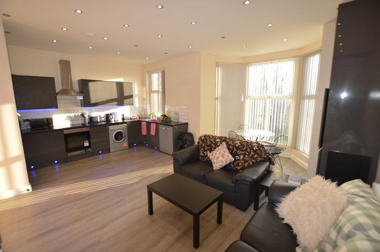 Cliff Road, Hyde Park, Leeds, LS6 2EZ