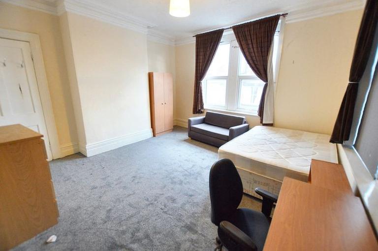 Woodsley Road, Hyde Park, Leeds, LS3 1DT