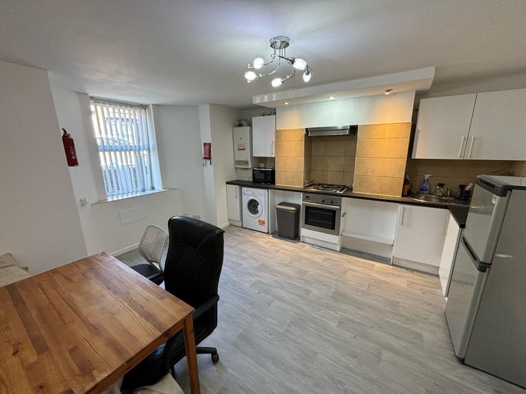 Brudenell Mount, Hyde Park, Leeds, LS6 1HT