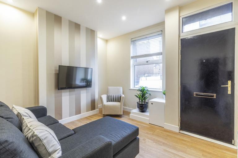 Kings Avenue, Hyde Park, Leeds, LS6 1QS