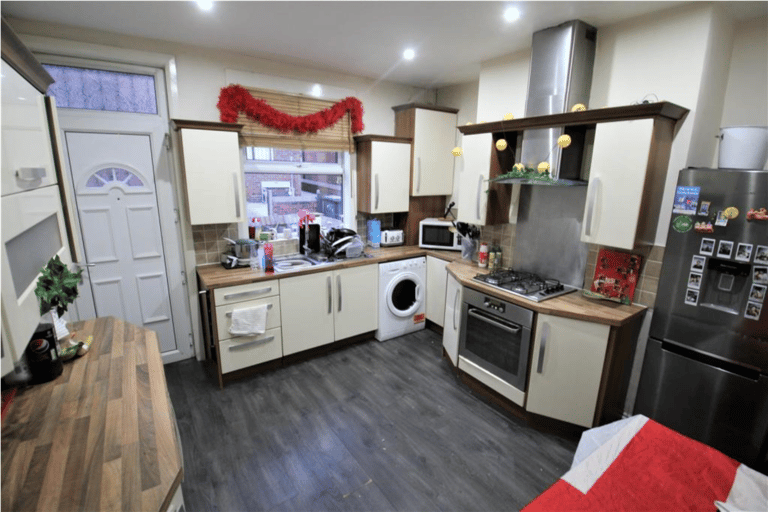 Royal Park Road, Hyde Park, Leeds, LS6 1JJ