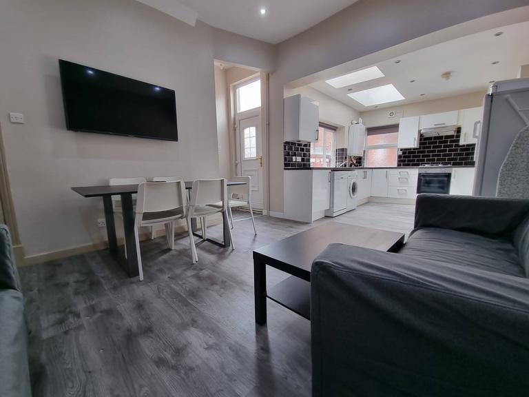 Norwood Road, Hyde Park, Leeds, LS6 1DZ