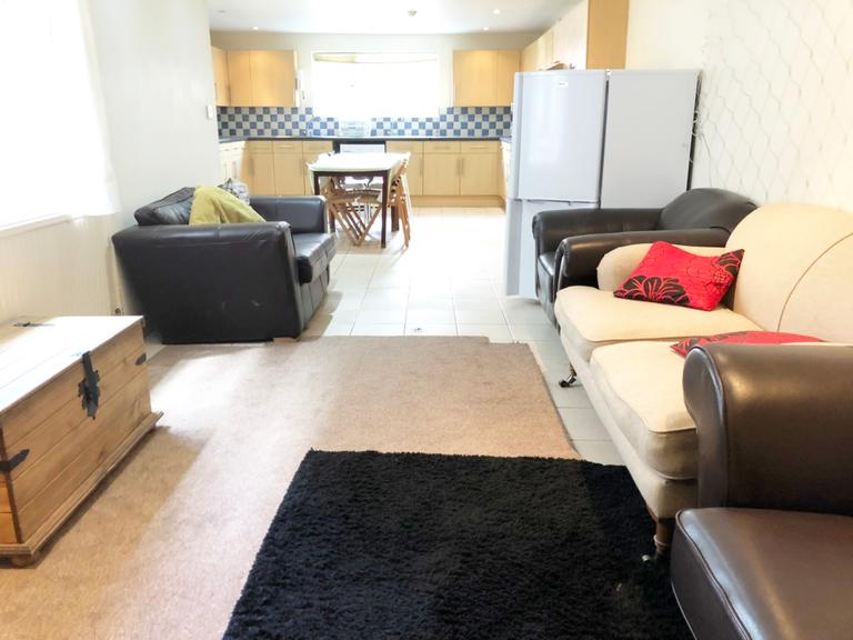 8 bedroom house for rent Woodville Road, Cardiff, CF24 4DW UniHomes