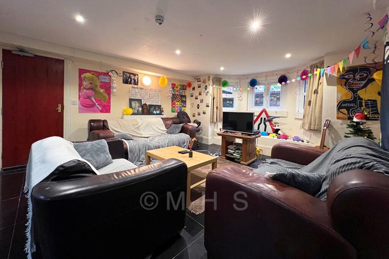 Hyde Park Road, Hyde Park, Leeds, LS6 1AH