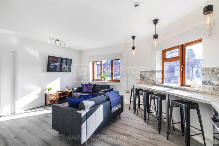 Queens Road, Hyde Park, Leeds, LS6 1HY