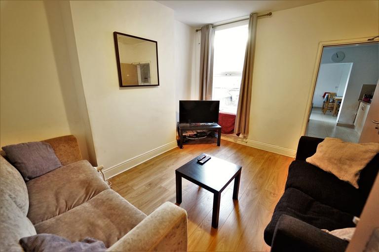 4 bedroom house for rent Rothesay Avenue Nottingham, NG7 1PW | UniHomes