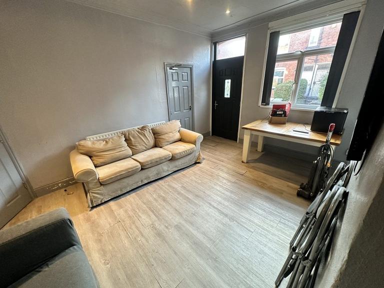 Welton Mount, Hyde Park, Leeds, LS6 1ET