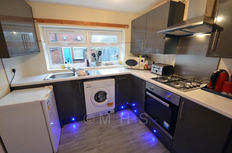 Ashville Grove, Hyde Park, Leeds, LS6 1LY