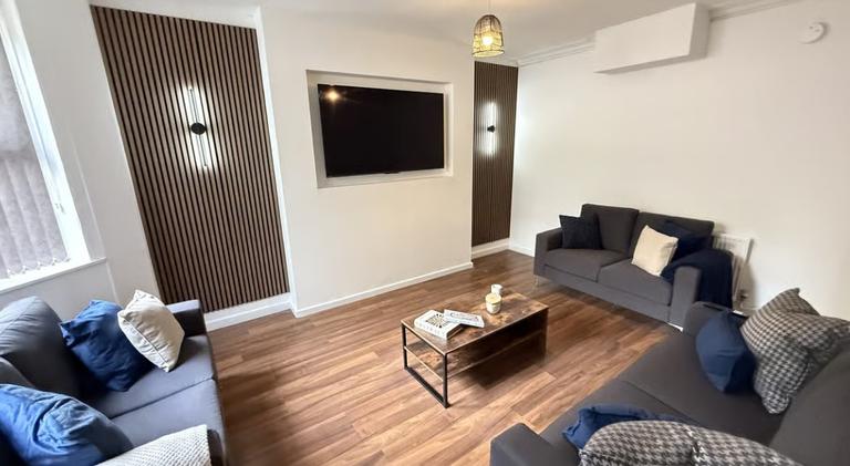 Kirkstall Lane, Headingley, Leeds, LS6 3EJ