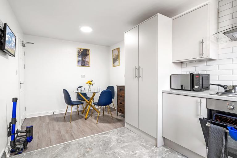 Pershore Road, Selly Oak, Birmingham, B30 2YT