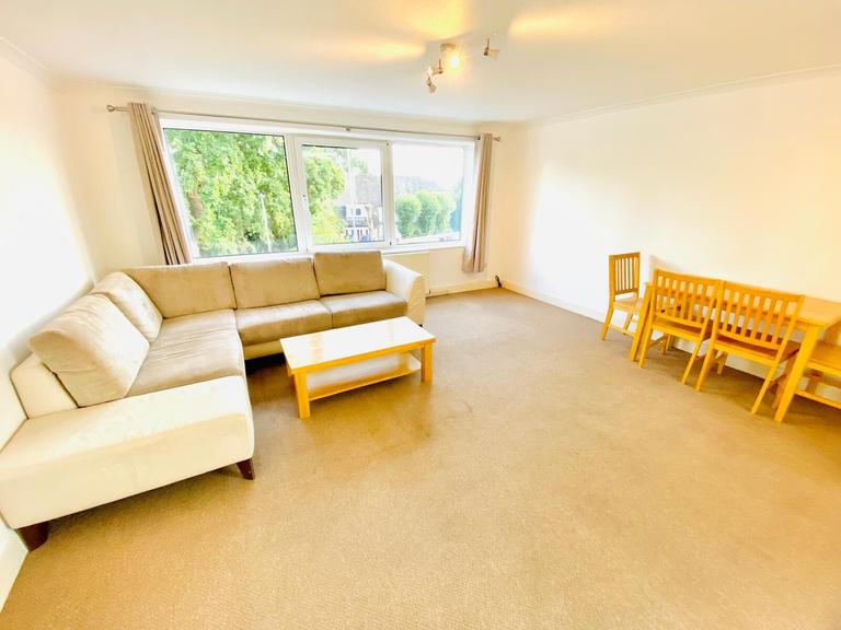 Avenue Road, Clarendon Park, Leicester, LE2 3EA