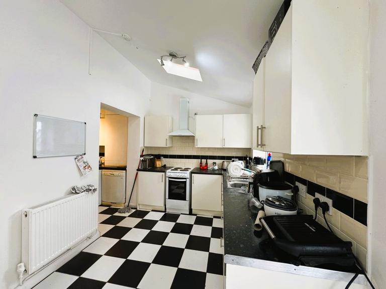 Allington Avenue, Lenton, Nottingham, NG7 1JX